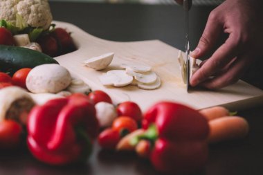 Adam el kesme mantar ahşap tahta üzerinde iken yakın çekim.