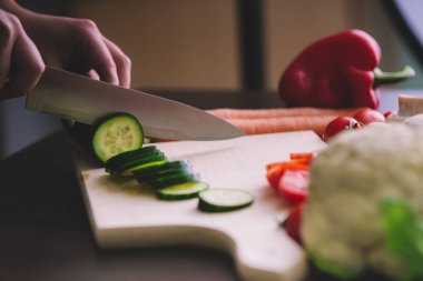 Salatalık kesme ve salata çatalı eller kapat.