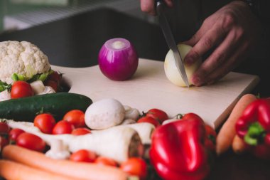 Erkek el kesme soğan sırasında kapatın.