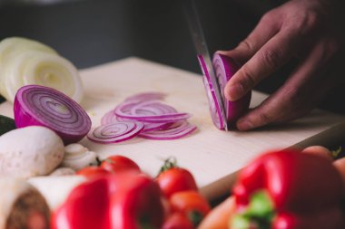 Erkek eller kırmızı soğan salata için kesme.
