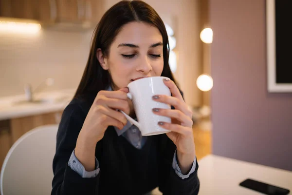 Kahve Veya Çay Içme Sırasında Güzel Kız Close — Stok fotoğraf