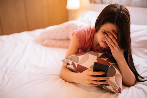 Jovem Menina Atraente Deitado Cama Usando Móvel — Fotografia de Stock