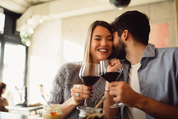 Joven Pareja Atractiva Bebiendo Vino Tinto Pareja Celebrando Aniversario Día — Foto de Stock