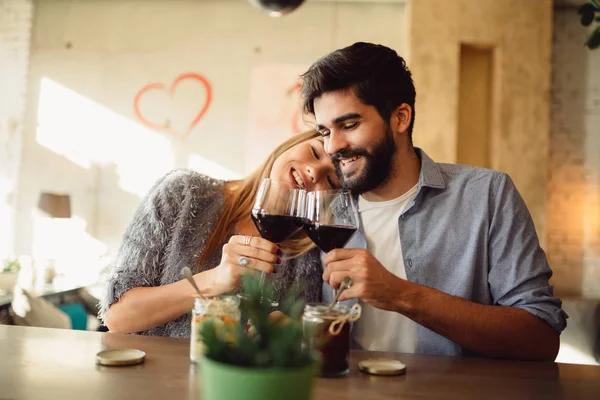 Young Attractive Couple Drinking Red Wine Couple Celebrating Anniversary Valentine — Stock Photo, Image