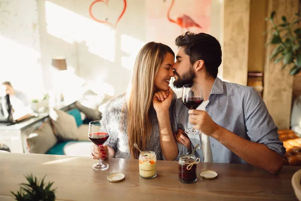 Pareja Feliz Bebiendo Vino Tinto Restaurante Moda Hombre Guapo Besando — Foto de Stock