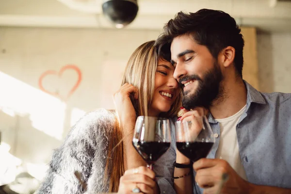 Kaç Tungur Bardak Kırmızı Şarap Ile Kutlayan Yıldönümü Sevgililer Günü — Stok fotoğraf