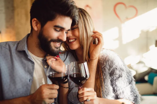 Uns Copos Com Vinho Tinto Casal Celebrando Aniversário Dia Dos — Fotografia de Stock