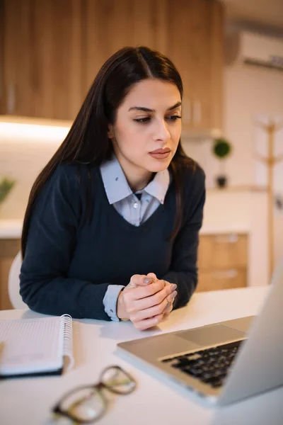 Portret Sfrustrowany Martwi Się Młoda Kobieta Patrząc Laptopa — Zdjęcie stockowe