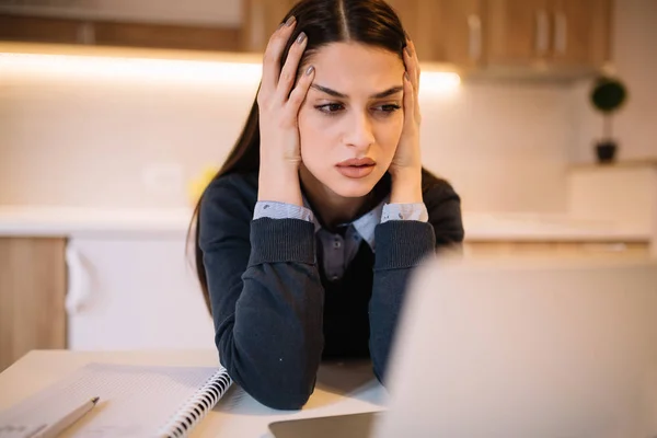 Mujer Joven Frustrado Preocupado Mira Portátil Molesto Por Malas Noticias — Foto de Stock