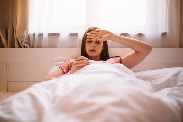 Krankes Mädchen Liegt Auf Dem Bett Und Misst Körpertemperatur — Stockfoto