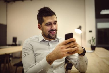 Genç adam mobil ofis yazarak.