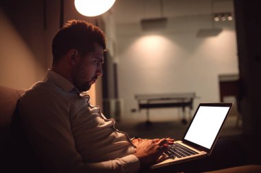 Mutlu işadamı içinde yazıhane bilgisayar ile gece geç saatlerde çalışma.