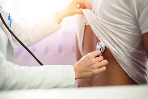 Médica Examina Uma Paciente Com Estetoscópio — Fotografia de Stock