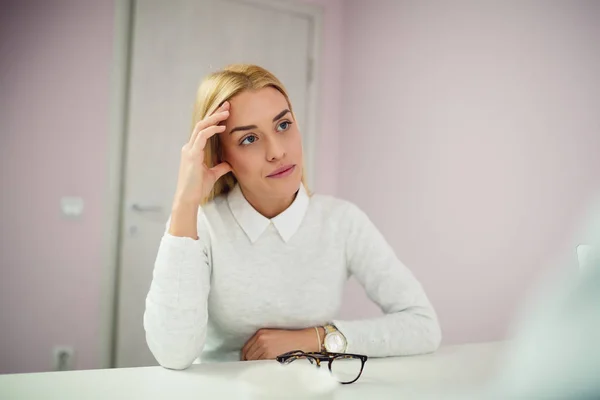 Portret Van Een Mooie Jonge Blonde Meisje Bij Spreekkamer — Stockfoto