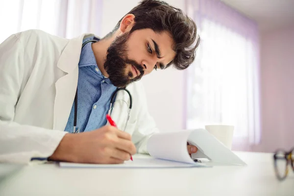 Yakın Çekim Yakışıklı Doktor Ise Hasta Kayıt Formu Doldurarak Sağlık — Stok fotoğraf