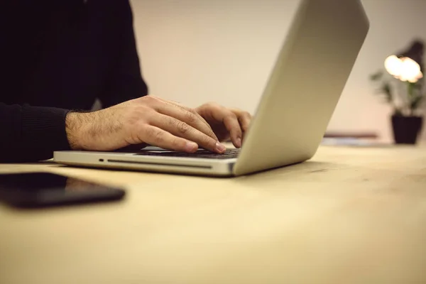 Close Man Hands While Using Laptop — Stock Photo, Image