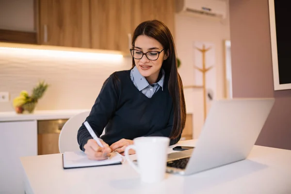 Joven Empresaria Trabajando Desde Casa Chica Está Tomando Notas Concepto —  Fotos de Stock