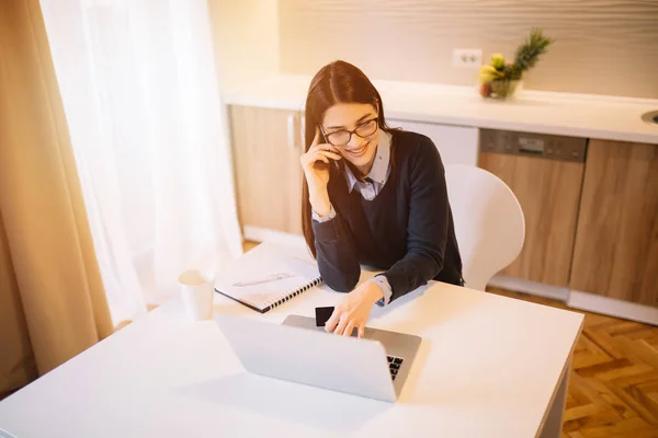 Giovane Donna Affari Che Utilizza Computer Portatile Parlare Sul Cellulare — Foto Stock