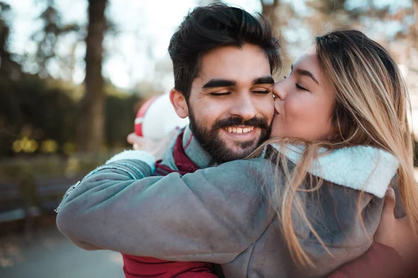 Fechamento Casal Atraente Homem Surpreendendo Sua Namorada Com Presente Casal — Fotografia de Stock