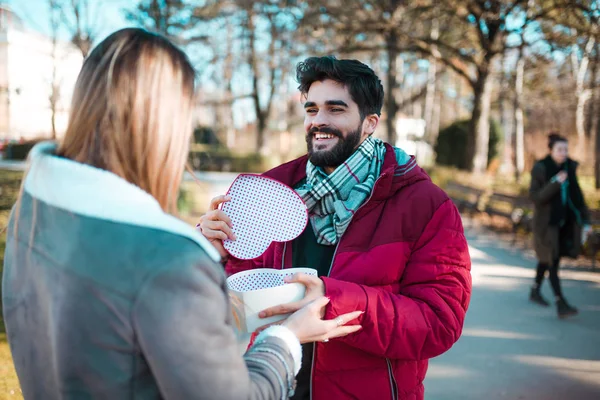 Mann Überrascht Seine Freundin Mit Einem Geschenk Verliebtes Paar Valentinstag — Stockfoto