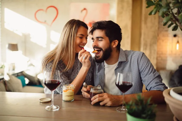 Piękna Para Zakochanych Siedzi Café Picie Czerwonego Wina Jedzenia Ciasta — Zdjęcie stockowe