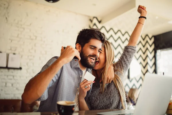 Feliz Joven Pareja Compras Línea Cafetería —  Fotos de Stock