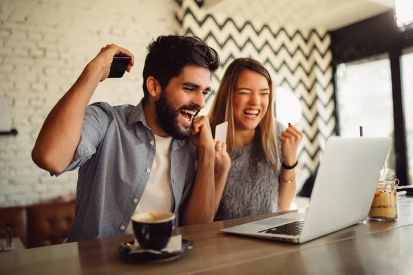Genç çift kafeteryada alışveriş online.