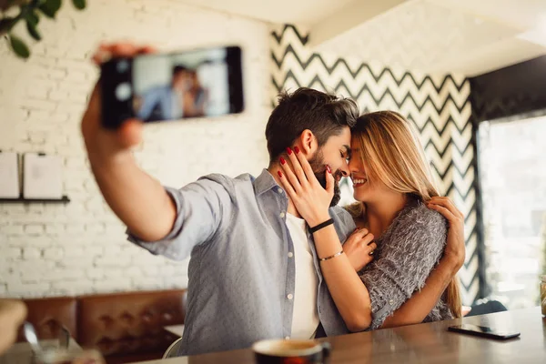 Jonge Mode Minnaar Paar Aan Begin Liefdesverhaal Knappe Man Selfie — Stockfoto