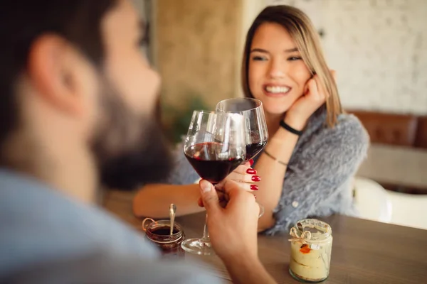 Uns Copos Com Vinho Tinto Casal Comemorando Aniversário Dia Dos — Fotografia de Stock