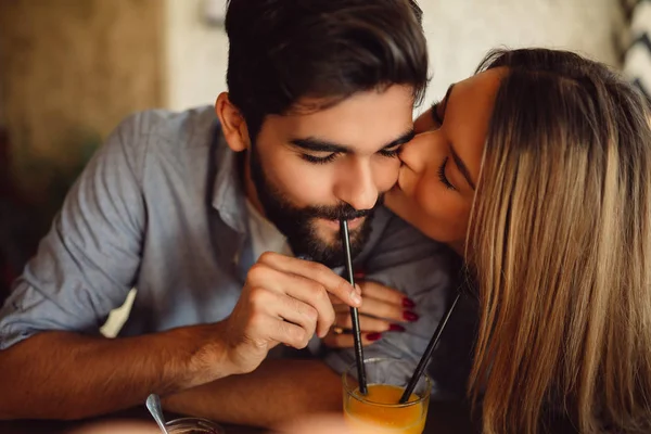 Paar Teilt Orangensaft Mädchen Küsst Ihren Freund — Stockfoto