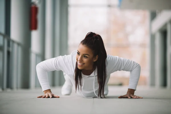 Front View Young Fit Girl Doing Pushups — Stock Photo, Image