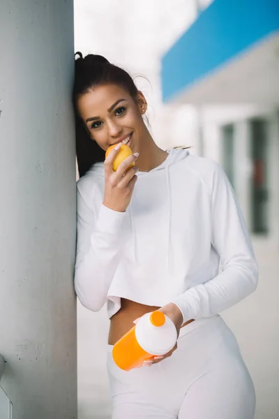 Close Young Sporty Girl Leaning Pillar Eating Apple — Stock Photo, Image