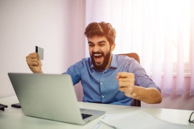 Mutlu adam kredi kartı ile ödeme başarılı Online alışveriş, kutlama.
