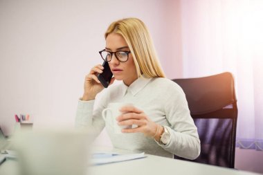 Cep telefonunuzda konuşuyor ve kahve içme gözlük ile genç çekici yazar.