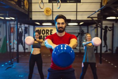 Genç güzel kadın kişisel antrenör ile yapıyor.