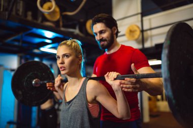 Genç çekici kadın kişisel antrenör ile yapıyor.