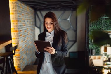 Çekici işkadını dijital tablet kullanma office