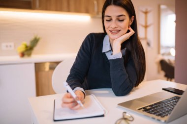 Çekici blogger notlarını evde yazma.