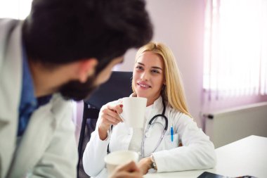 Erkek ve kadın doktorlar tartışıyor.