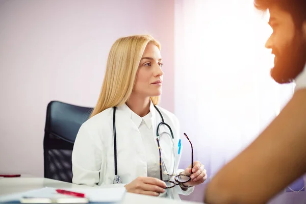 Portrait Femme Blonde Médecin Parlant Avec Patient — Photo