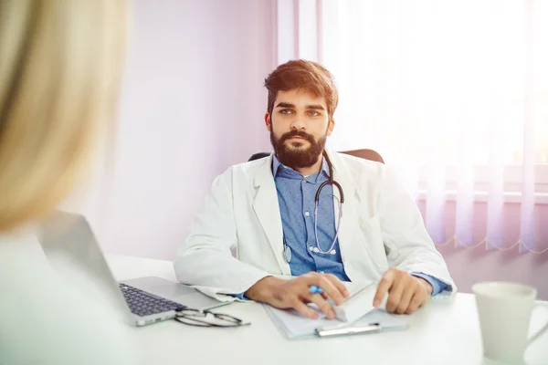 Médico Masculino Guapo Serio Que Habla Con Paciente —  Fotos de Stock