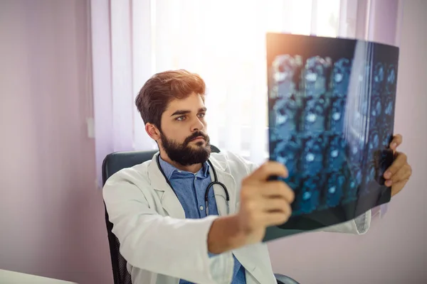 Νεαρός Γιατρός Αναλύει Την Εικόνα Ακτινογραφία Στο Νοσοκομείο — Φωτογραφία Αρχείου