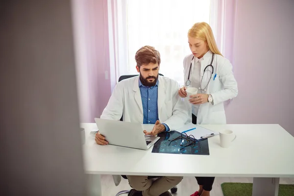 Vrouwelijke Mannelijke Arts Behandeling Het Ziekenhuis — Stockfoto