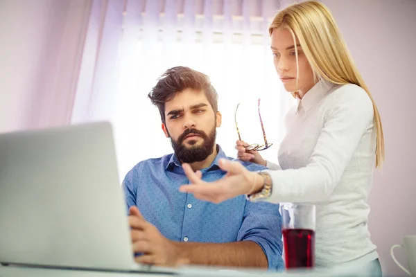 Två Självsäkra Företagare Som Använder Bärbar Dator Tillsammans När Arbetar — Stockfoto