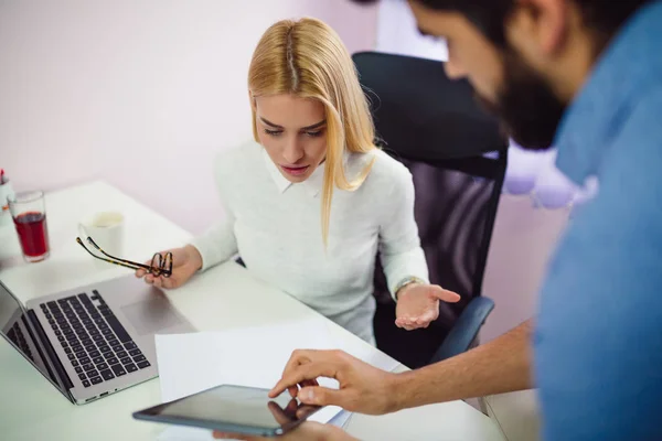 Boss Och Arbetare Arbetet Med Konflikter — Stockfoto