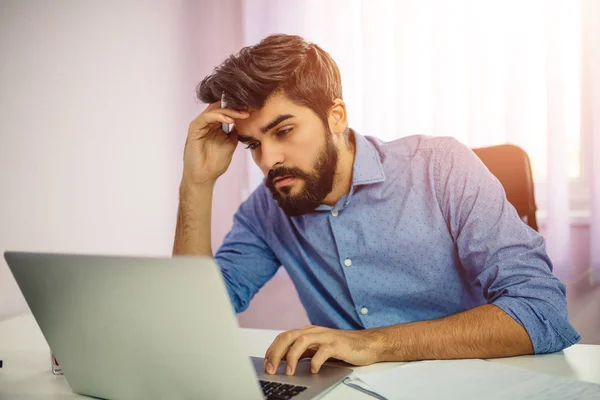 Mujer Negocios Preocupada Usando Ordenador Portátil — Foto de Stock