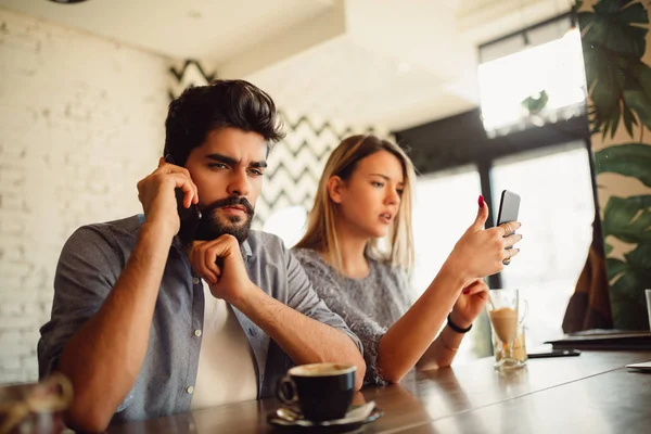 Homme Une Femme Énervés Utilisant Téléphone Portable Problèmes Relationnels — Photo