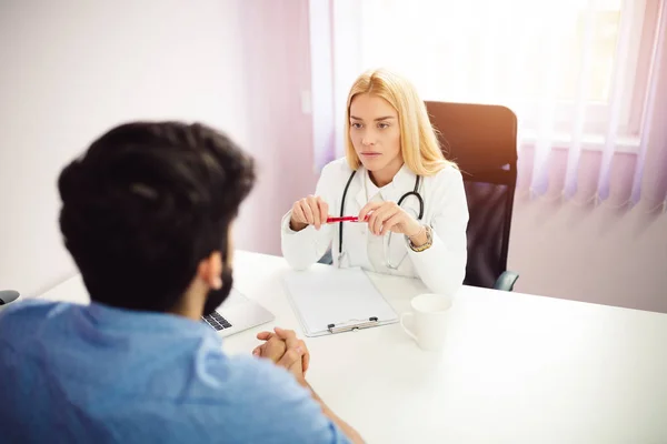 Médecin Féminin Ayant Une Conversation Sérieuse Avec Patient — Photo