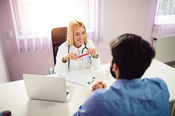 Patient Ayant Une Consultation Avec Médecin Féminin Bureau — Photo