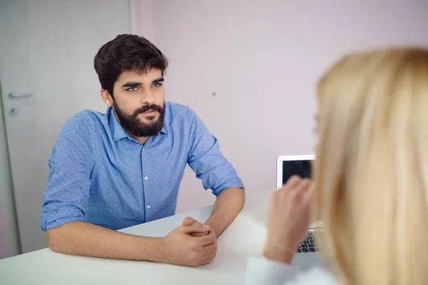 Hasta Ofisinde Bayan Bir Doktorla Görüşüyor — Stok fotoğraf